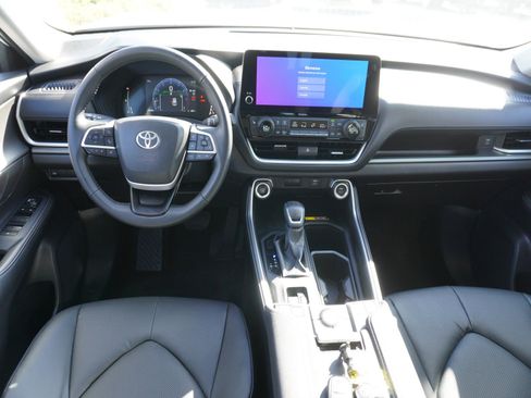 Used 2025 Toyota Grand Highlander AWD image 2