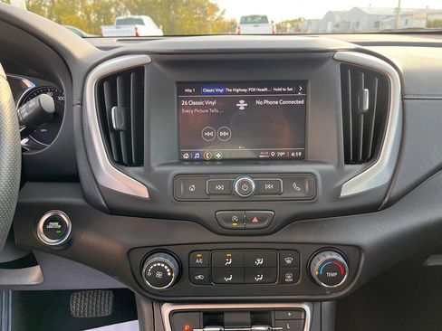 Used 2024 GMC Terrain SLE image 27