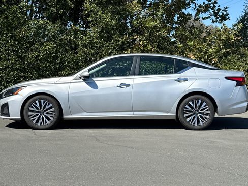 Used 2023 Nissan Altima 2.5 SV image 7
