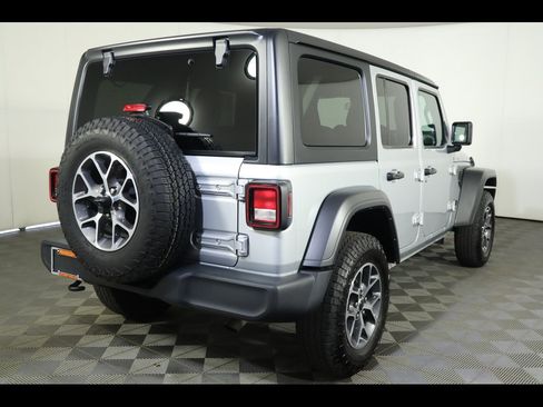 Used 2024 Jeep Wrangler Sport S image 9