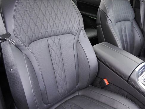 Used 2025 BMW X7 M60i image 13