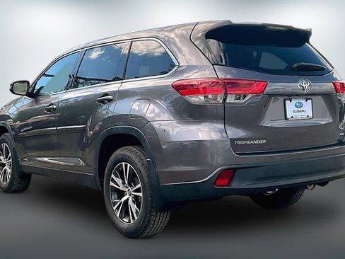 Used 2019 Toyota Highlander LE AWD/4WD image 12