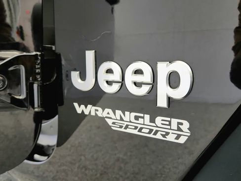 Used 2018 Jeep Wrangler Sport image 16