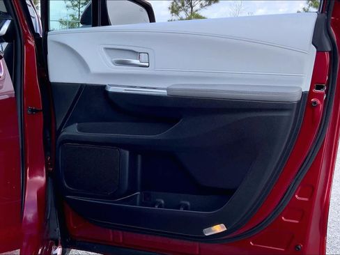 Used 2025 Toyota Sienna XLE w/ XLE Plus Package image 22