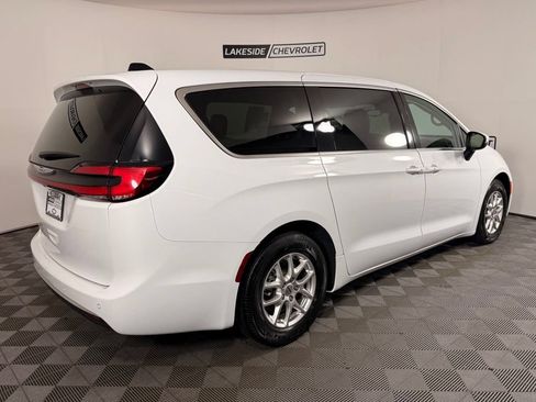 Used 2023 Chrysler Pacifica Touring-L FWD image 6