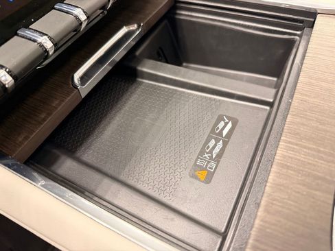 Used 2025 GMC Acadia Denali w/ Super Cruise Package image 40