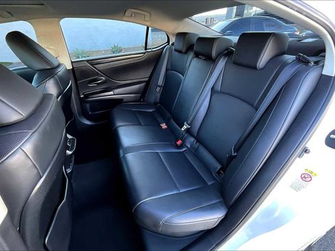 Used 2019 Lexus ES 300h image 18