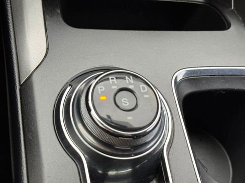 Used 2018 Ford Fusion SE w/ Fusion SE Technology Package FWD image 8