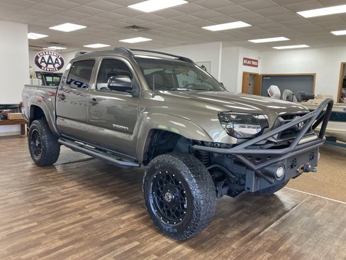 Used 2012 Toyota Tacoma 4x4 Double Cab w/ TRD Off-Road Pkg image 4