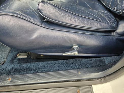 Used 1989 Lincoln Town Car Signature RWD image 11