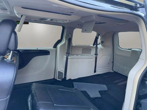 Used 2012 Chrysler Town & Country Limited w/ Luxury Group FWD image 22