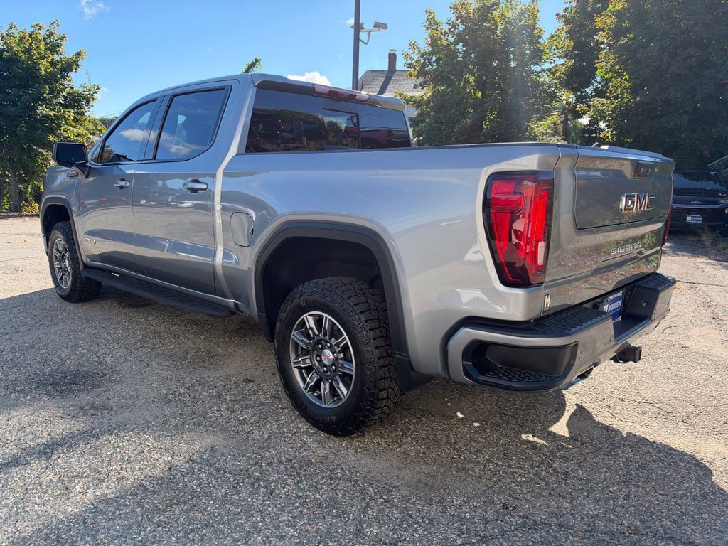 Used 2024 GMC Sierra 1500 AT4 w/ Technology Package AWD/4WD image 4