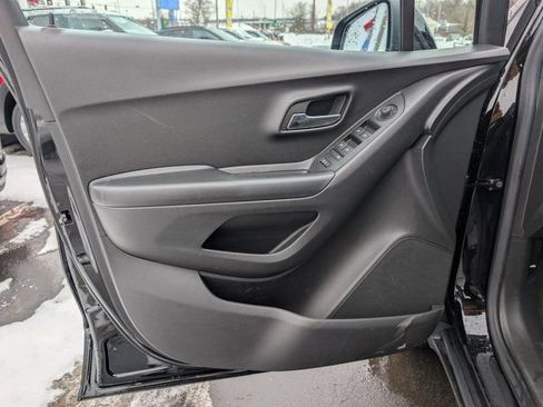 Used 2022 Chevrolet Trax LT w/ LT Convenience Package image 9