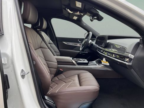 Used 2025 BMW 750e xDrive w/ Executive Package image 32
