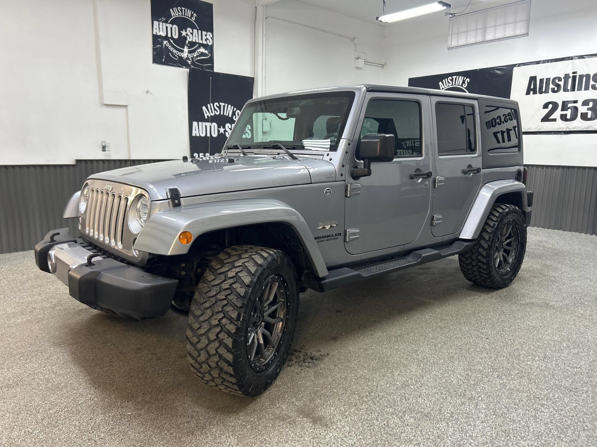 Used 2017 Jeep Wrangler Unlimited Sahara AWD/4WD image 3