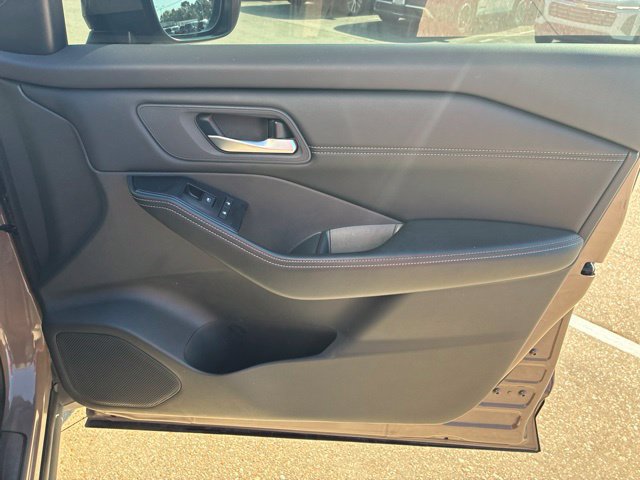 Used 2024 Nissan Rogue SV w/ SV Premium Package FWD image 13