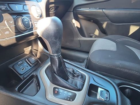 Used 2014 Jeep Cherokee Latitude w/ Cold Weather Group image 17