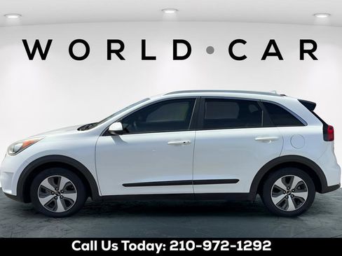 Used 2017 Kia Niro LX FWD image 4