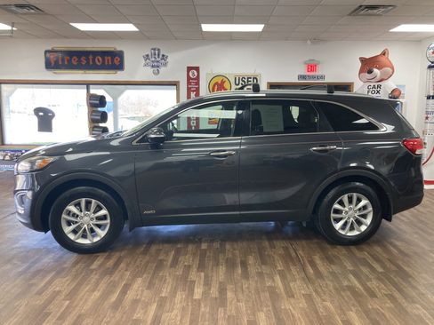 Used 2018 Kia Sorento LX image 2
