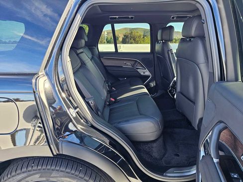 Used 2025 Land Rover Range Rover SE AWD/4WD image 12