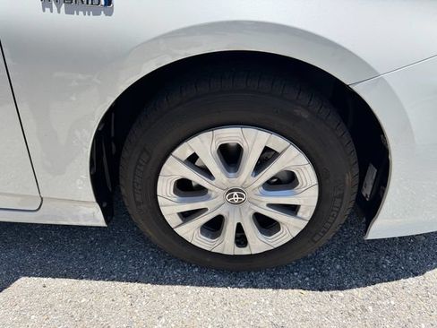 Used 2021 Toyota Prius L Eco FWD image 12