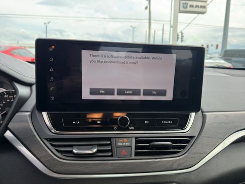 Used 2023 Nissan Altima 2.5 SV w/ SV Premium Package FWD image 15