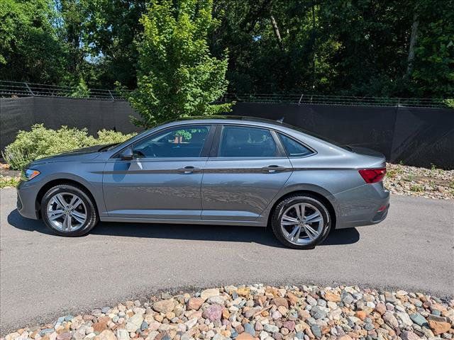Certified 2023 Volkswagen Jetta SE w/ Panoramic Sunroof Package FWD image 2