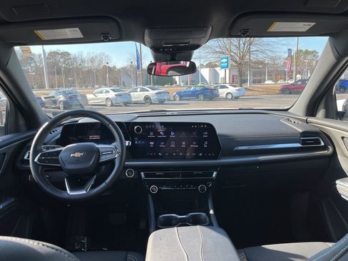 Used 2025 Chevrolet Traverse LT image 24