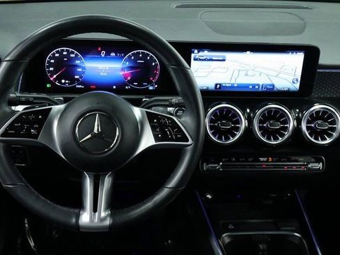 Used 2024 Mercedes-Benz GLB 250 image 10