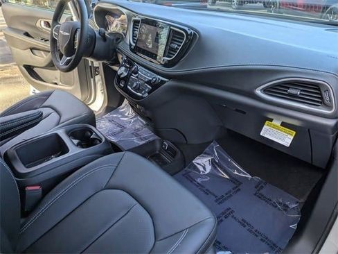 New 2026 Chrysler Pacifica Select image 21