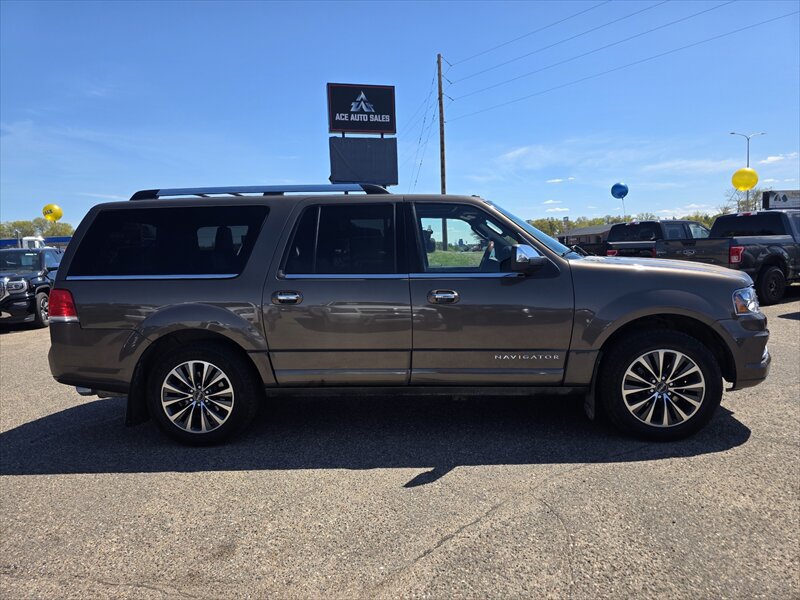Used 2017 Lincoln Navigator L Select AWD/4WD image 5