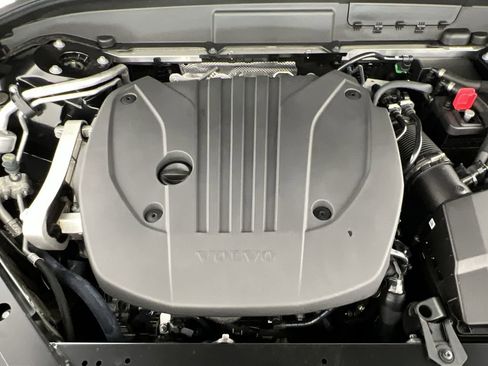 Certified 2025 Volvo XC60 B5 Core w/ Climate Package PRO image 17