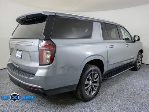 Used 2023 Chevrolet Suburban LT w/ Luxury Package AWD/4WD image 7