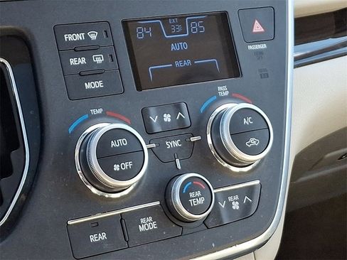 Used 2017 Toyota Sienna XLE Premium image 18