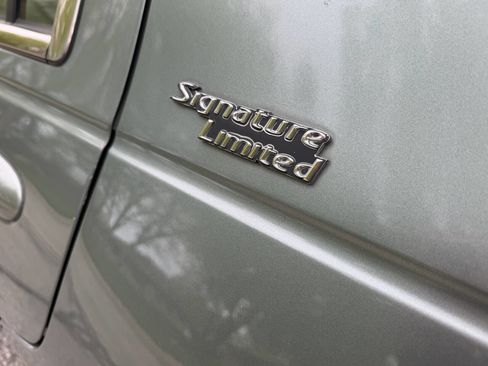 Used 2006 Lincoln Town Car Signature Limited RWD image 23