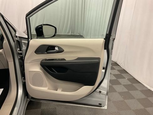 Used 2024 Chrysler Pacifica Touring-L FWD image 27