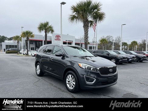Used 2017 Kia Sorento LX w/ LX Convenience Package image 1