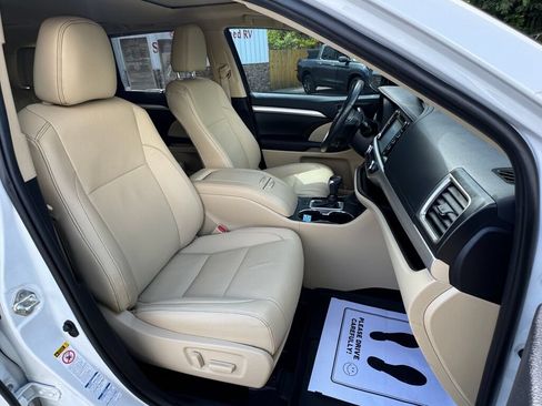 Used 2019 Toyota Highlander XLE AWD/4WD image 23