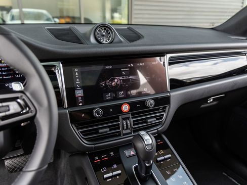 Certified 2026 Porsche Macan AWD/4WD image 32