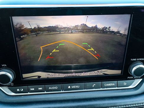 Used 2024 Nissan Rogue SV image 32