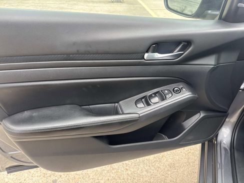 Used 2025 Nissan Altima 2.5 SV FWD image 24