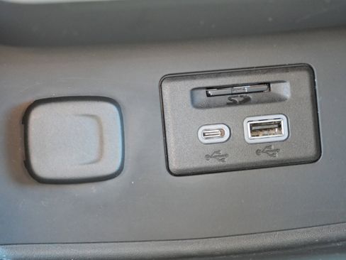 Used 2021 GMC Acadia SLE w/ Driver Convenience Package image 30