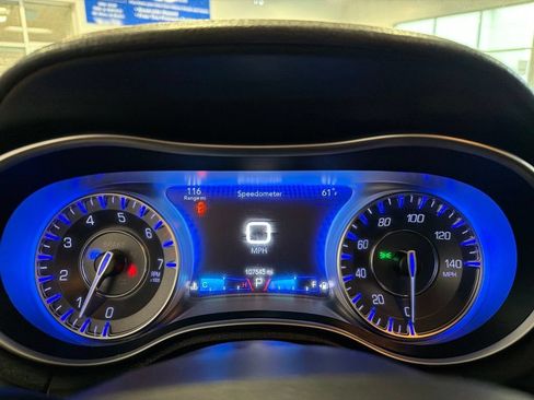 Used 2018 Chrysler 300 Limited AWD/4WD image 12