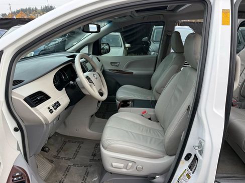 Used 2013 Toyota Sienna XLE image 8