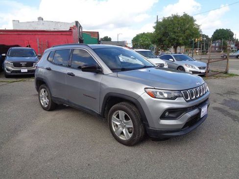 Used 2022 Jeep Compass Latitude w/ Convenience Group AWD/4WD image 1