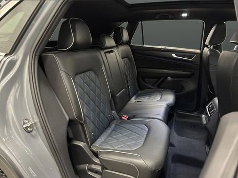 Used 2024 Volkswagen Atlas Cross Sport SEL Premium R-Line image 33