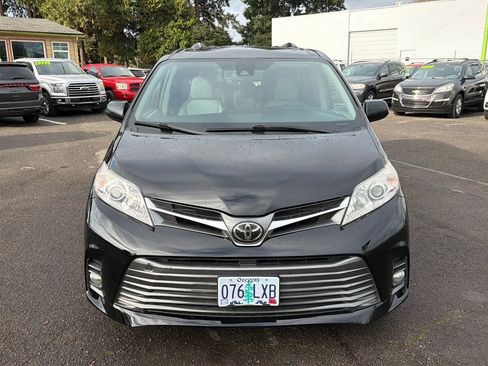 Used 2018 Toyota Sienna XLE image 1