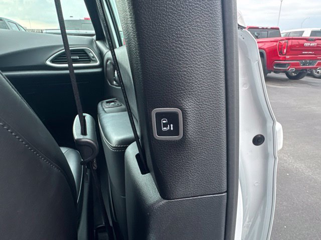 Used 2025 Chrysler Pacifica Select FWD image 21