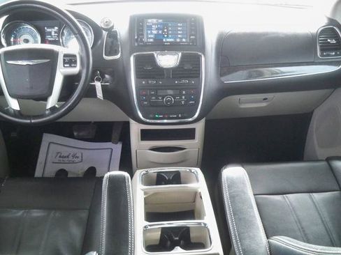 Used 2015 Chrysler Town & Country Touring image 7
