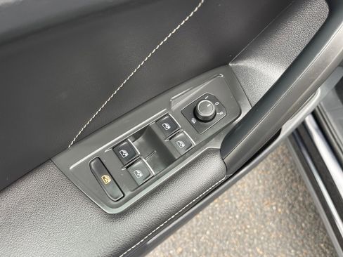 Used 2024 Volkswagen Tiguan SE image 8